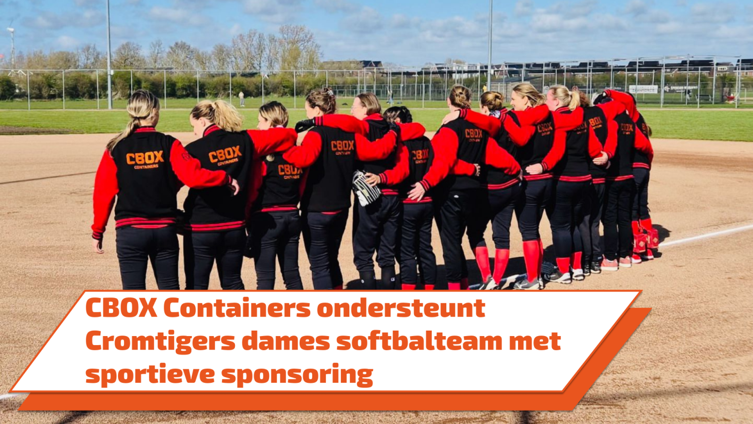 Cromtigers dames softbalteam in CBOX-sportkleding staat zij aan zij op het veld voor aanvang van een wedstrijd.