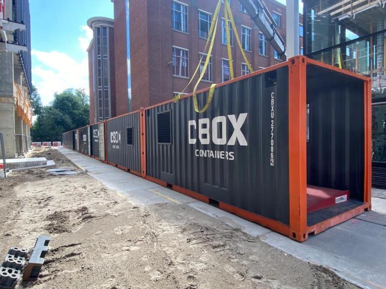 Fiets- en voetgangersdoorgang van containers | CBOX Containers