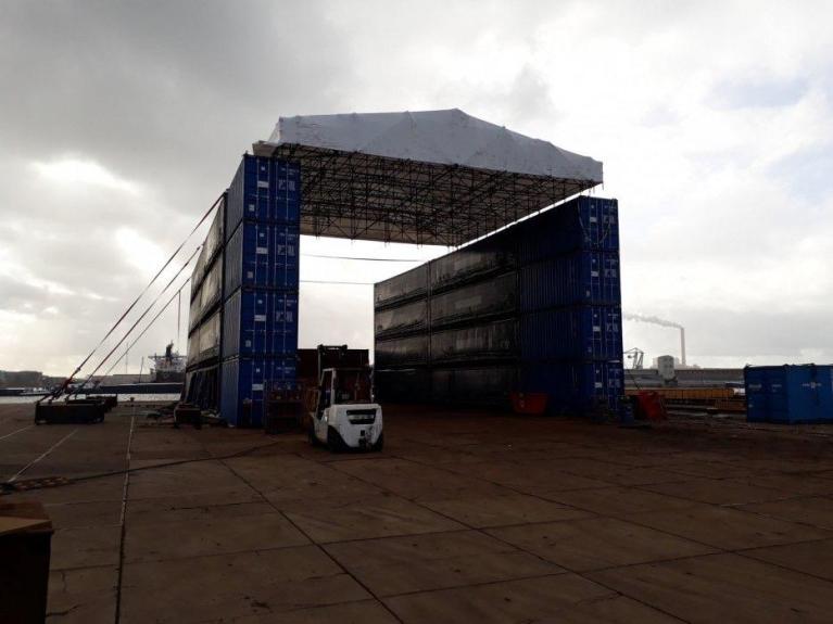 Overdekte loods opgebouwd uit zeecontainers | CBOX Containers