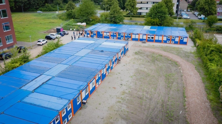 Daklozenopvangcentrum gebouwd met cabin containers | CBOX Containers