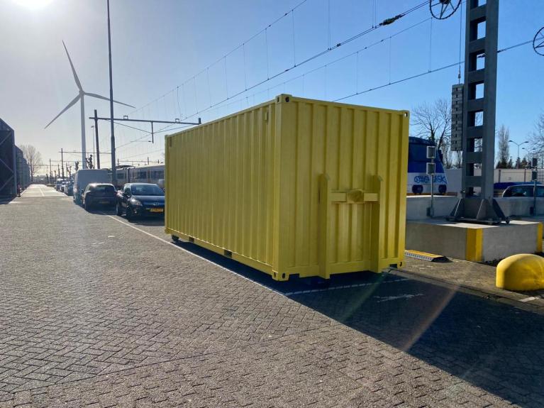 Materiaalcontainer met haakarm en slede | CBOX Containers