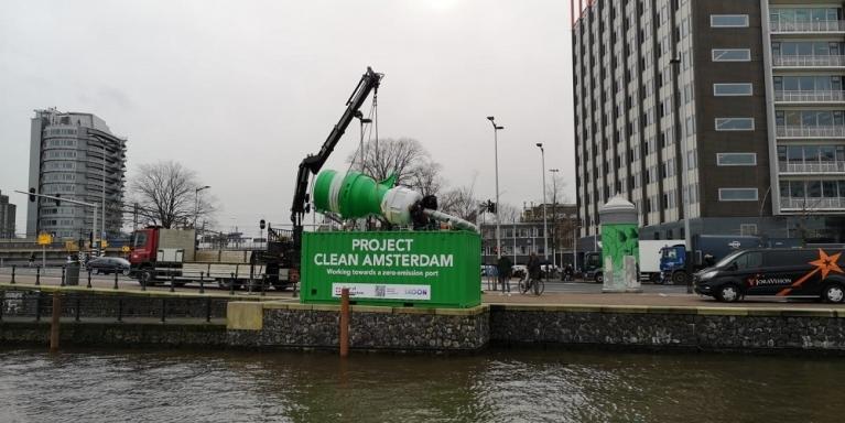 Mobiele varende batterij in haven Amsterdam gebouwd in container | CBOX Containers