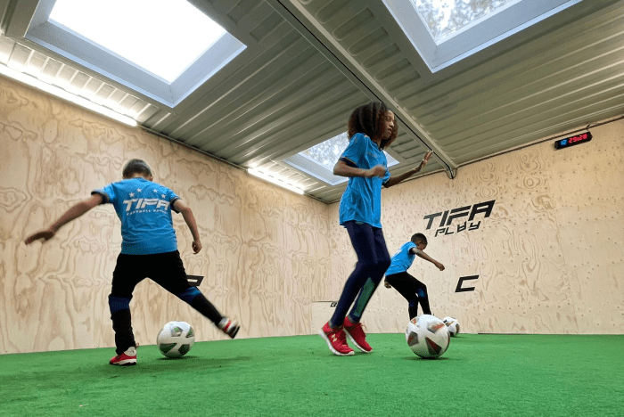 Voetbaltraining in Zeecontainers | CBOX Containers